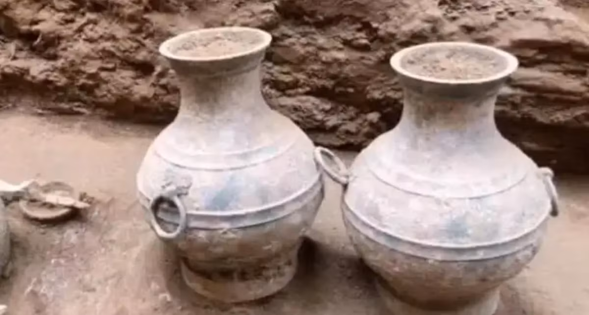 Bên cạnh ống tre và bát đĩa, nhiều đồ gốm khác nhau, khuyên tai sơn mài, giá ba chân bằng gốm và chum gốm cũng được tìm thấy trong số các đồ tùy táng. Ảnh: @Little Scholar of Literature and History.