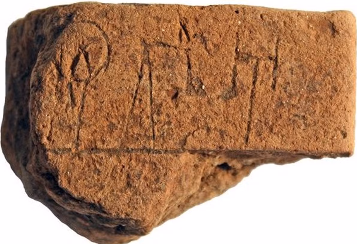 Đó là một tấm bia đất sét nung giòn khắc hệ thống chữ Linear B kỳ lạ. Ảnh: @Đại học Missouri-St. Louis.