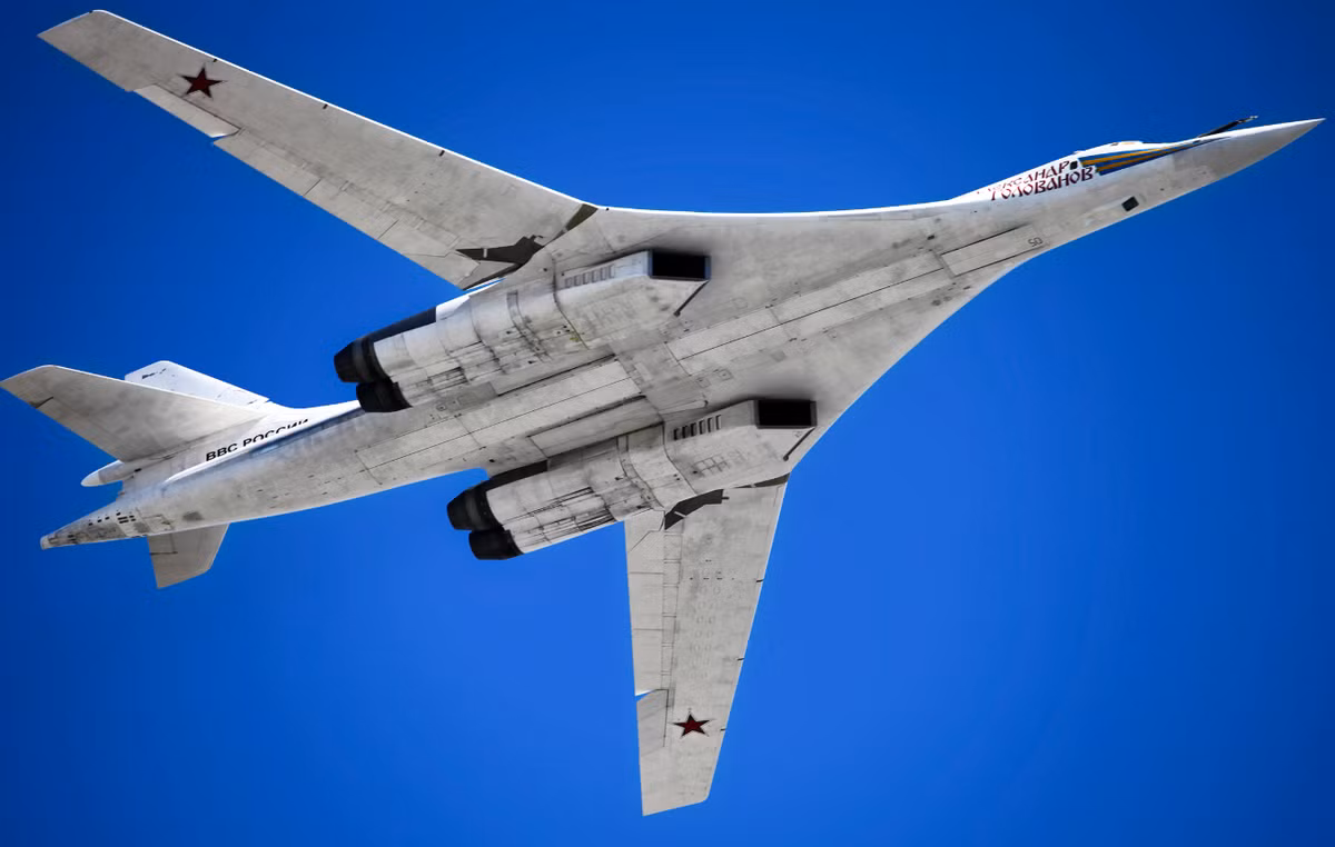 Trong số các vũ khí quan trọng nhất trong kho vũ khí của Tu-160 là tên lửa hành trình Kh-55SM và phiên bản hiện đại hóa của chúng, Kh-555. Những tên lửa này, với tầm bắn lên tới 2.500 km, cho phép Tu-160 tấn công từ khoảng cách an toàn, mà không cần xâm nhập vào vùng phòng không của đối phương. Kh-55SM được thiết kế để mang đầu đạn hạt nhân, trong khi Kh-555 sử dụng thuốc nổ thông thường để tấn công chính xác. Còn tên lửa Kh-101 mới hơn, với tầm bắn lên đến 4.500 km, cung cấp phạm vi tiếp cận và độ chính xác thậm chí còn lớn hơn, nhờ hệ thống dẫn đường tiên tiến kết hợp dẫn đường quán tính, GPS. Đối với các nhiệm vụ hạt nhân, Tu-160 cũng có thể mang theo tên lửa Kh-102, một biến thể vũ trang hạt nhân của Kh-101. lý tưởng cho các hoạt động tuần tra hay chiến đấu kéo dài. Ảnh: @Sputnik.