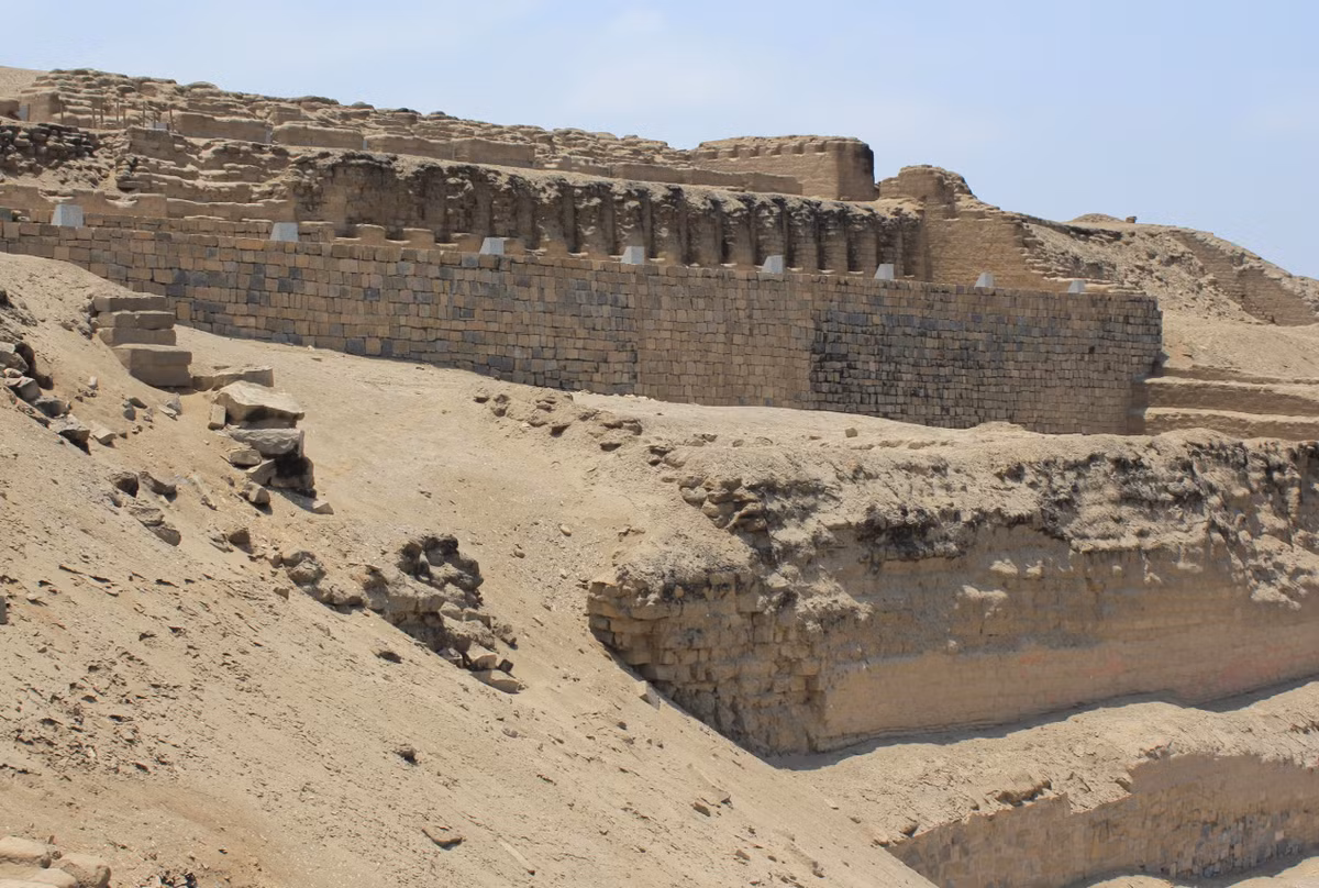 Khi tiến hành khai quật tại trung tâm tôn giáo cổ đại Pachacamac, cách Lima của Peru 32 km về phía đông nam, các nhà khảo cổ học đến từ Đại học Bruxelles đã bất ngờ phát hiện di tích cổ xưa độc lạ. Ảnh: @Đại học Bruxelles.