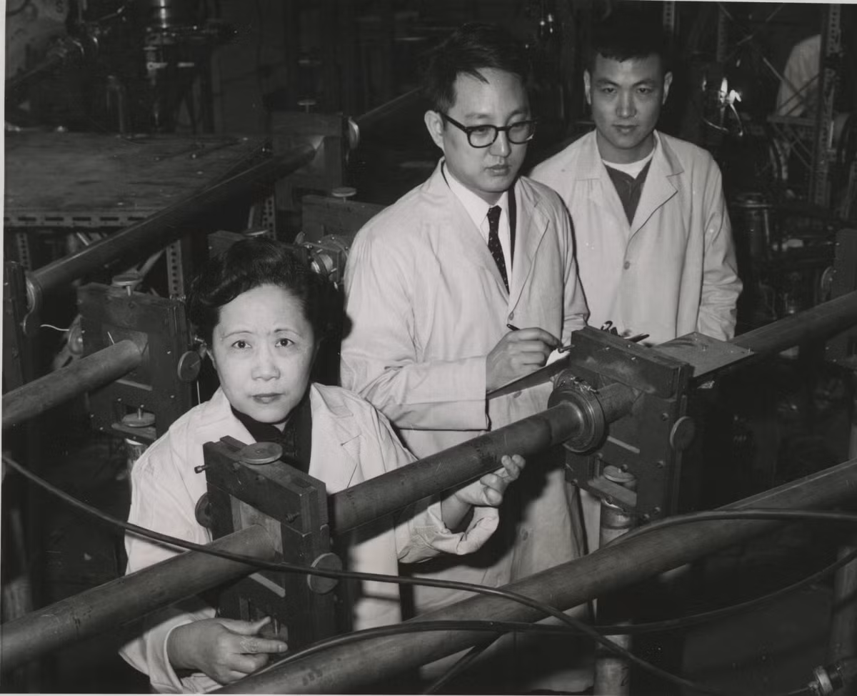 Thậm chí, một sinh viên vật lý người Trung Quốc, tên là Luke Chia Yuan đã truyền cảm hứng cho Chien-Shiung Wu, khuyên bà nên ở lại Berkeley và lấy bằng Tiến sĩ. Công trình nghiên cứu sau đại học của Chien-Shiung Wu tập trung vào một chủ đề: “Sản phẩm phân hạch urani”. Ảnh: @The New Inquiry.