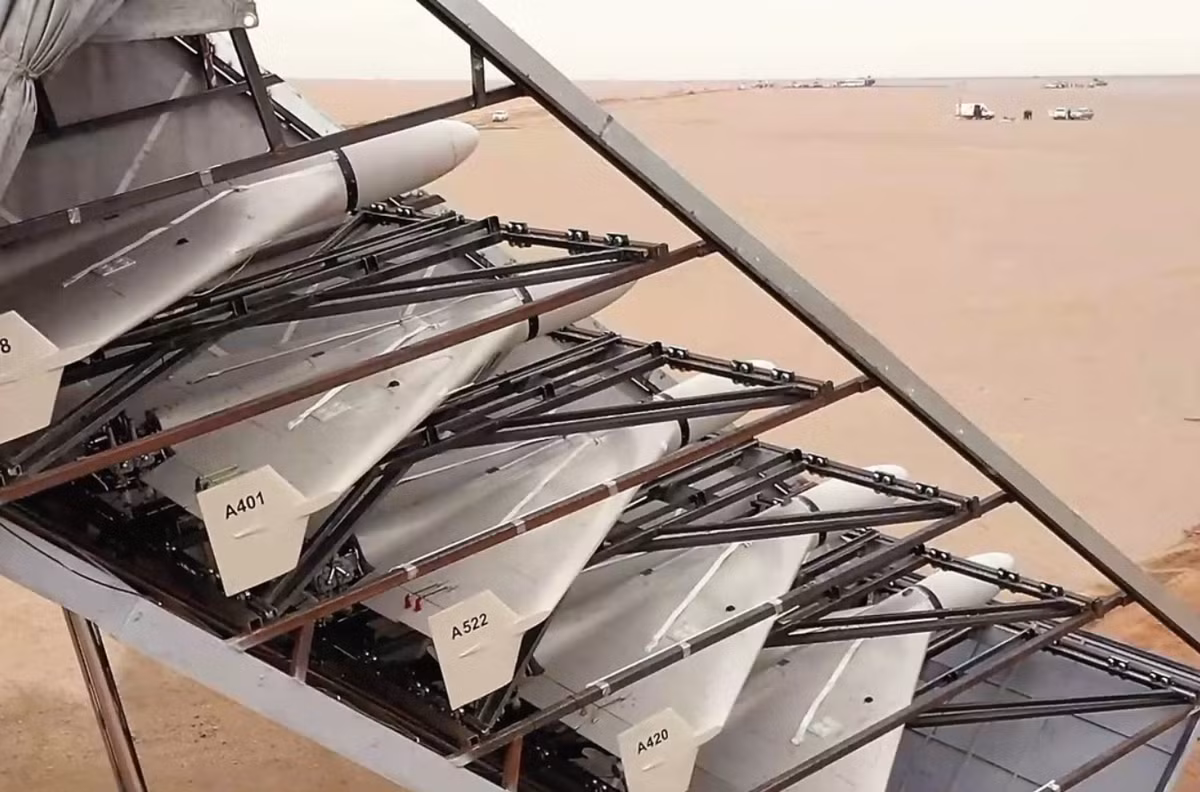 Trước sự xuất hiện và tấn công của loại UAV 'Shahed' cảm tử cực kỳ nguy hiểm của Nga, mới đây, Công ty Robin Radar xác nhận với Kênh BFBS Forces News rằng, bản nâng cấp Hệ thống radar Iris mới đã giúp tăng hơn gấp đôi bán kính nhận diện phát hiện từ 5 km lên 12 km. Ảnh: @Robin Radar.