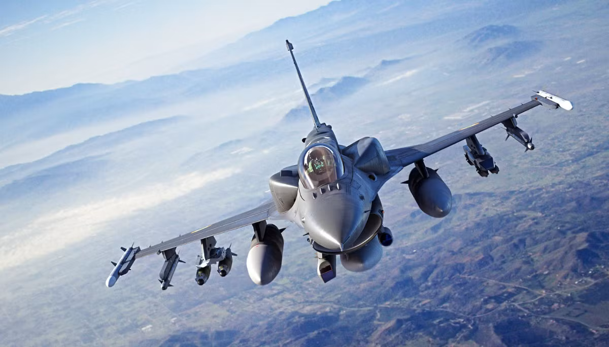 Các máy bay F-16 được cung cấp cho Ukraine có thể là các biến thể Block 50/52 hoặc Block 70/72, có hệ thống điện tử hàng không, hệ thống radar tiên tiến và khả năng tương thích với nhiều loại vũ khí. Các máy bay phản lực này được trang bị một động cơ duy nhất, Pratt &amp; Whitney F100 hoặc General Electric F110, cung cấp tốc độ tối đa Mach 2 (tương đương khoảng 2.470 km/h) và bán kính chiến đấu khoảng 547 km. Ảnh: @Lockheed Martin.