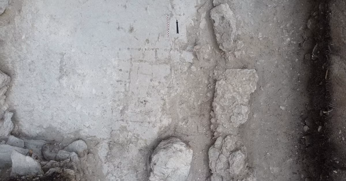 Màu đỏ có thể vừa mang tính biểu tượng vừa mang tính thực tiễn: trong vũ trụ học Maya, màu đỏ gắn liền với hướng đông, một hướng liên quan đến sự tái sinh và mặt trời mọc. Thật vậy, bảng cờ patolli thường xuất hiện ở các khu vực phía đông của các khu phức hợp Maya - một sự sắp xếp tương tự như ở Naachtun. Ảnh: @Trung tâm Nghiên cứu Khoa học Quốc gia Pháp.