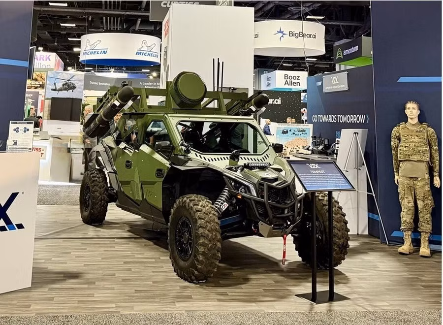 Tại triển lãm AUSA 2025, V2X mô tả Tempest như một “nhóm hỏa lực di động chống UAV”, được tối ưu cho việc triển khai nhanh, sử dụng nền tảng thương mại sẵn có, hoạt động hiệu quả ngay cả khi GPS và liên lạc bị suy giảm do tác chiến điện tử.