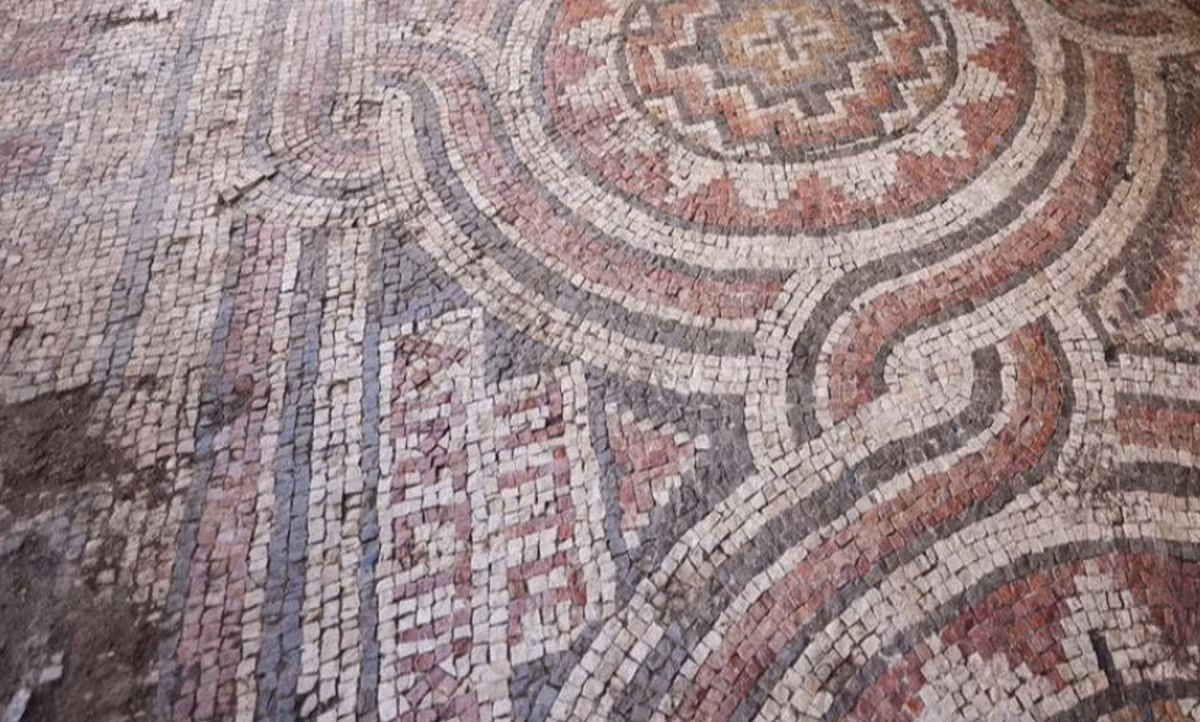 Tittos dường như là một tên riêng, trong khi Domestikos được biết đến trong các nguồn tài liệu Byzantine như một chức danh quân sự hoặc giáo sĩ. Ảnh: @Bảo tàng Mardin.