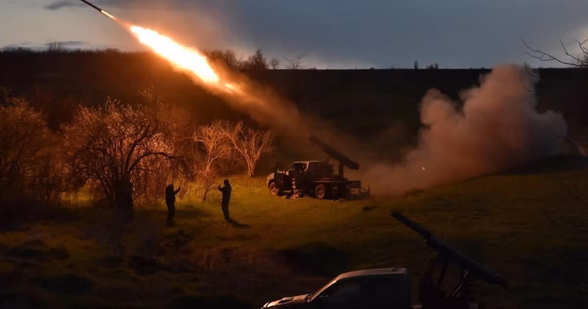 Nguồn tin quân sự phương Tây thừa nhận, Ukraine đang gặp khó trong bảo đảm hậu cần tại Donetsk. Các tuyến đường tiếp tế bị phá hủy, UAV Nga giám sát chặt chẽ, khiến việc vận chuyển đạn dược và thương binh trở thành nhiệm vụ nguy hiểm. Nhiều đoàn xe tiếp tế bị pháo kích trước khi đến tuyến đầu.