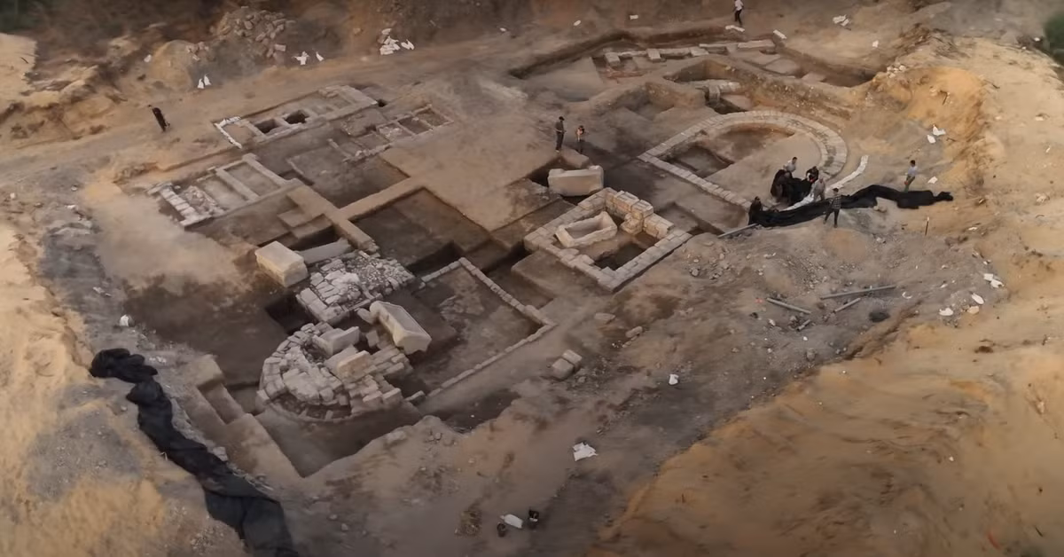 Khi tiến hành khai quật tại một khu di tích khảo cổ gần thành phố ven biển Caesarea, Israel, các nhà khảo cổ học đến từ Cơ quan Cổ vật Israel (IAA) đã khai quật một khối vật thể khảo cổ kỳ lạ. Ảnh: @IAA.