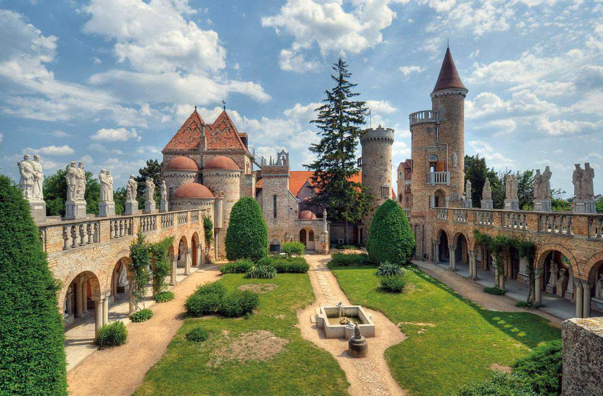 Khi tiến hành khai quật ở Székesfehérvár, miền trung Hungary, các chuyên gia đến từ Bảo tàng Szent István Király bất ngờ tìm thấy một di tích chôn cất cổ xưa, kỳ lạ. Ảnh: @Bảo tàng Szent István Király.