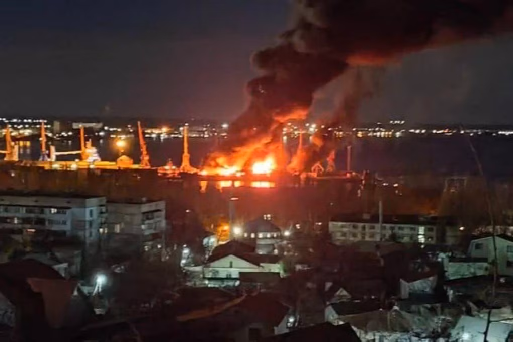 Tại khu vực Krasnodar, các vụ nổ lớn vang lên suốt đêm dọc bờ biển từ Tuapse đến Sochi. Theo báo cáo từ phía Nga, một bến tàu và một tàu chở dầu đã bị hư hại tại cảng Tuapse - nơi có hạ tầng dầu khí quan trọng của Nga ở bờ Đông Biển Đen.
