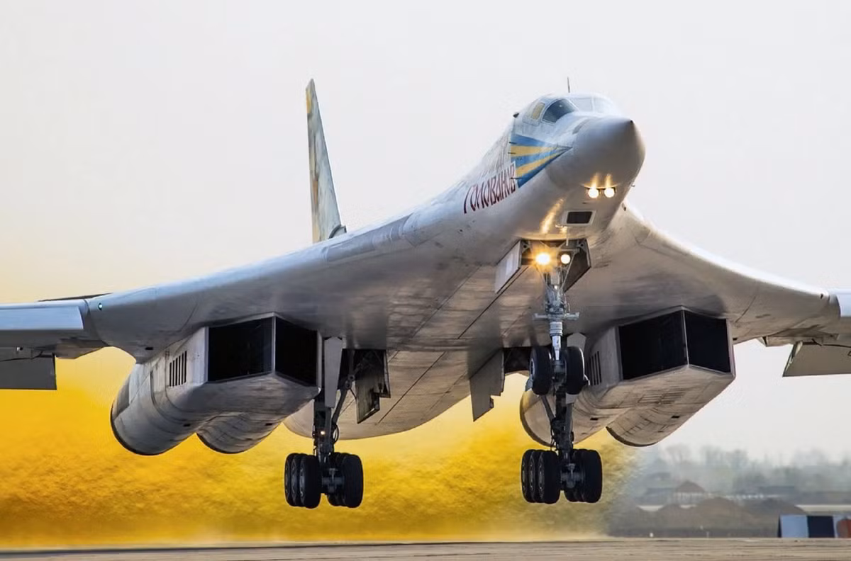Tu-160 có hai khoang vũ khí bên trong, mỗi khoang có khả năng mang tới 22,5 tấn vũ khí, khiến nó trở thành một trong những máy bay ném bom nguy hiểm nhất thế giới. Tải trọng chính của nó bao gồm tên lửa hành trình có đầu đạn hạt nhân và thông thường, mang lại sự linh hoạt cho nhiều nhiệm vụ khác nhau—từ các cuộc tấn công chiến lược đến các cuộc tấn công chính xác vào các mục tiêu trên mặt đất. Ảnh: @Air Force Technology.