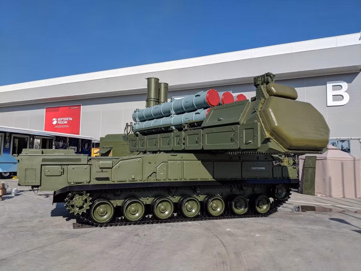 Chiếc 9A316 - mắt xích không thể thiếu trong tổ hợp phòng không Buk-M2, mang theo 4 tên lửa 9M317 và đảm nhận luôn nhiệm vụ nạp đạn. Một số phiên bản của nó có khả năng khai hỏa độc lập. Việc UAV có thể lặng lẽ tiếp cận và hạ cánh lên phương tiện này cho thấy độ ổn định và kỹ năng điều khiển UAV ở cấp độ cao hiếm thấy của lực lượng Ukraine.