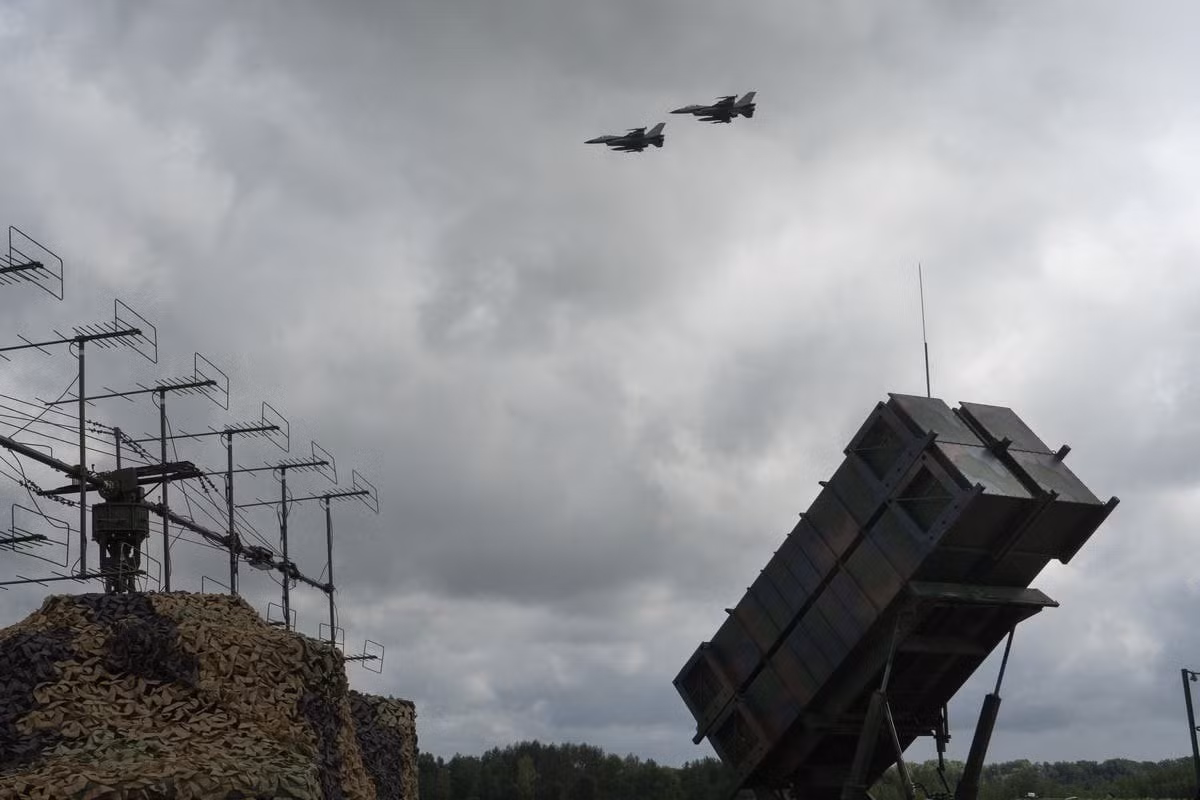 Ukraine hiện chỉ sở hữu một số lượng rất nhỏ tổ hợp Patriot. Điều này khiến hệ thống phải làm việc quá tải, trong khi các đợt tấn công của Nga thường đồng loạt với hàng chục tên lửa và UAV. Khi bị “bão hỏa lực” bao phủ, Patriot khó thể bảo vệ toàn diện tất cả mục tiêu.