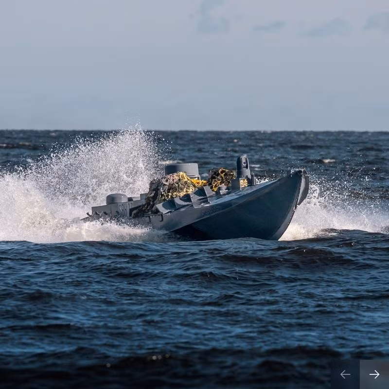 Bên cạnh đó, thông cáo của SBU cũng nhấn mạnh sự khác biệt giữa các UAV mặt nước “Sea Baby” đã được Ukraine sử dụng rộng rãi từ năm 2023 và biến thể mới “Sub Sea Baby”. Sea Baby đã phát triển từ phương tiện cảm tử thành nền tảng mô-đun có tầm hoạt động xa, tải trọng lớn và khả năng mang vũ khí điều khiển từ xa.