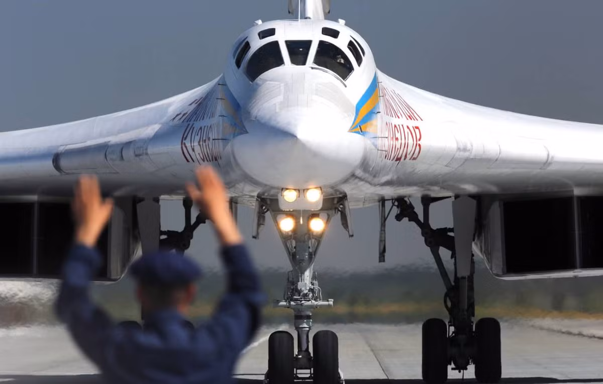 Ngoài ra, máy bay Tu-160 có khả năng phóng tên lửa siêu thanh Kh-47M2 “Kinzhal”, đạt tốc độ lên tới Mach 10 và được thiết kế để xuyên thủng các hệ thống phòng không hiện đại. Mặc dù ít được sử dụng, nhưng loại tên lửa này nhấn mạnh khả năng thích ứng của máy bay Tu-160 với các điều kiện chiến đấu hiện đại. Ảnh: @Defense News.