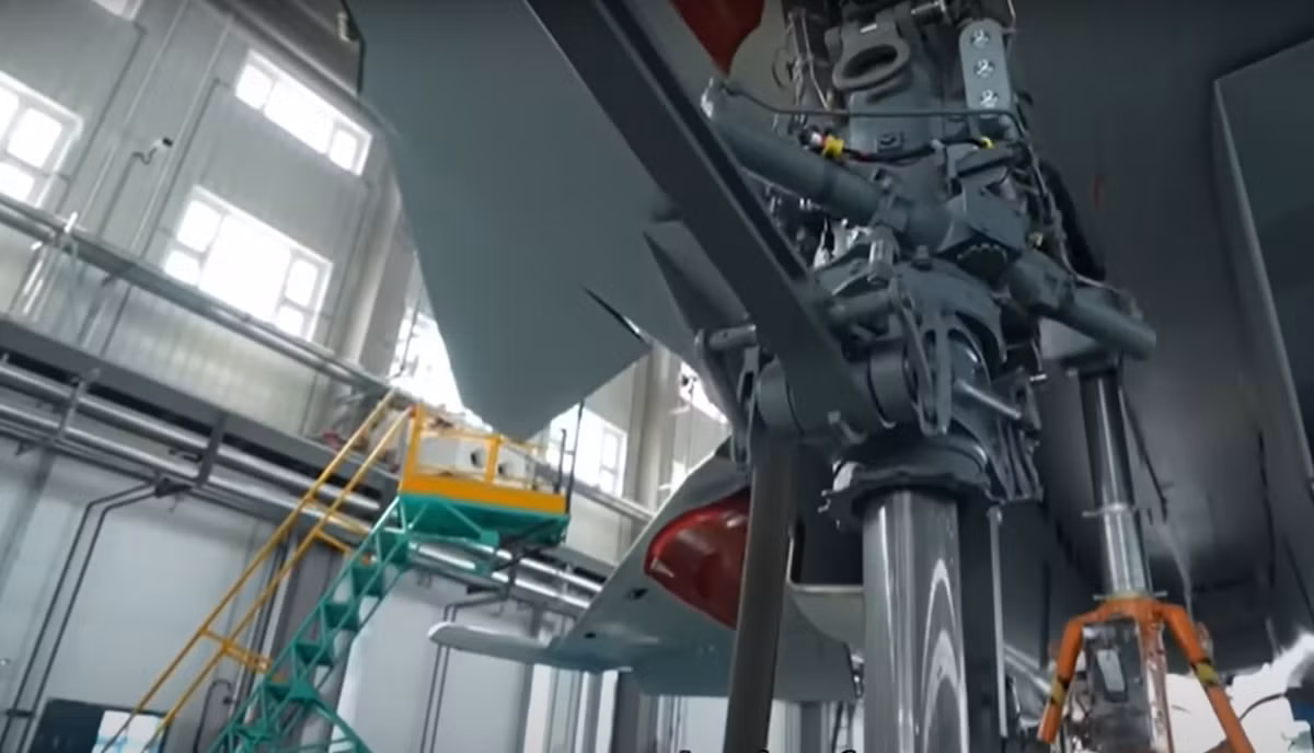 Về mặt hình ảnh, J-15T bản tàu sân bay có thể dễ dàng phân biệt với các phiên bản tiêu chuẩn thông thường, nhờ bộ phận hạ cánh ở mũi được gia cố, có thanh chống sốc dài hơn và rộng hơn được thiết kế để giúp tiêm kích chịu được áp lực tăng lên khi phóng bằng máy phóng điện từ. Ảnh: @CCTV.