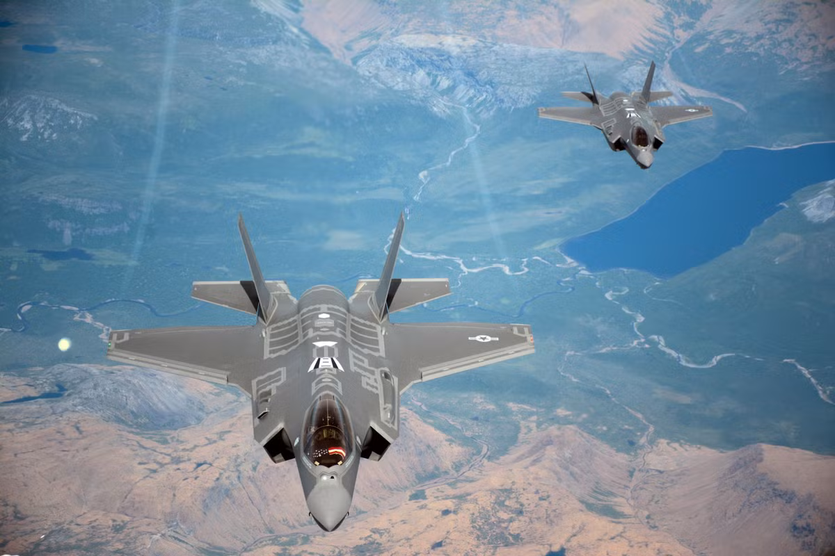 Với chi phí vượt quá 100 triệu đô la cho biến thể F-35A, máy bay phản lực này đại diện cho nền tảng của sức mạnh không quân Mỹ, gây ấn tượng nhờ khả năng tàng hình tiên tiến, có khả năng hợp nhất các cảm biến và hoạt động hỗ trợ mạng. Ảnh: @ USNI News - U.S. Naval Institute.