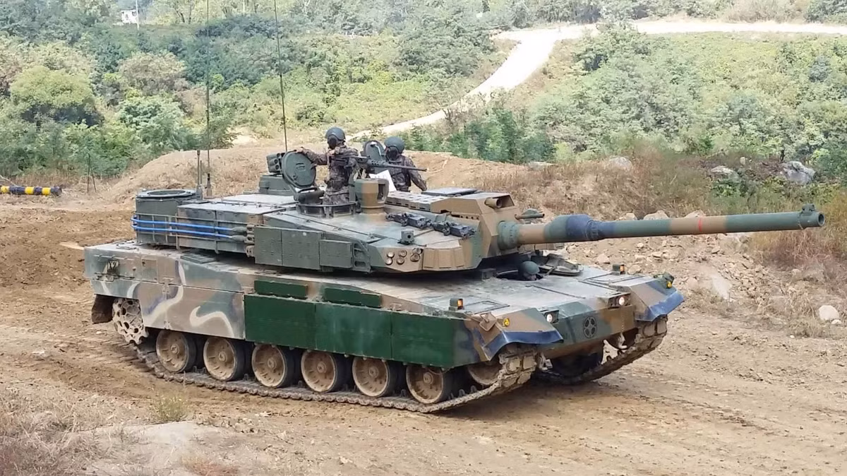 Trong một thời gian dài, Hàn Quốc dựa vào các phiên bản cải tiến của xe tăng Mỹ (như M48 Patton và K1 sau này, vốn chịu ảnh hưởng lớn từ dòng Abrams) để phát triển. Tuy nhiên, khi xét đến những thách thức đặc thù của bán đảo Triều Tiên (ví dụ: địa hình đồi núi hiểm trở và một hạm đội xe tăng khổng lồ, dù đã lỗi thời nhưng nằm ngay bên kia biên giới), phía Seoul đã quyết định cần phải một thứ gì đó được thiết kế riêng cho khu vực của họ. Ảnh: @ Defense Magazine.