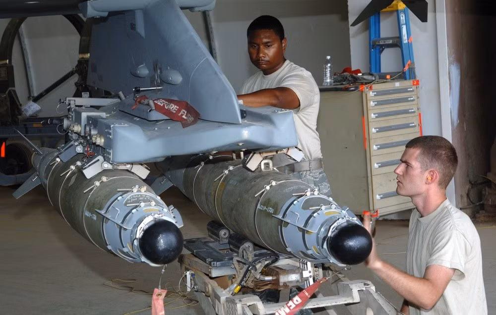 Trong một nhiệm vụ, phi công đã thả JDAM xuống một UAV đang bay thấp. Quả bom phát nổ, tạo ra đám mây khói khổng lồ, khiến cả tổ bay tưởng mục tiêu đã bị tiêu diệt. Thế nhưng, từ trong khói, chiếc UAV bất ngờ xuất hiện trở lại - cảnh tượng mà Causey mô tả “giống hệt phim Star Wars”.