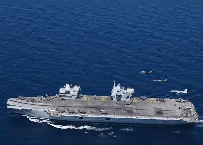 Một trong những chiến hạm hiện đại nhất của Hải quân Hoàng gia Anh - tàu sân bay HMS Prince of Wales, vừa bất ngờ xuất hiện ngoài khơi Viễn Đông Nga. Tại đây, con tàu phối hợp cùng Nhật Bản tiến hành tập trận không - hải quy mô lớn, phát đi tín hiệu mạnh mẽ về sự liên kết chiến lược mới giữa London và Tokyo, đồng thời gửi thông điệp thẳng tới Moskva và Bắc Kinh.