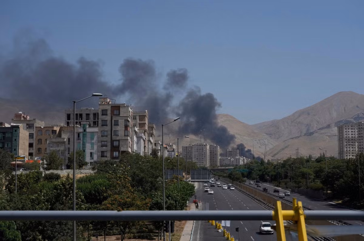 Quân đội Israel cho biết, họ có quyền kiểm soát trên không tại miền Tây Iran và Tehran, và đang nỗ lực mở rộng quyền kiểm soát này sang các khu vực khác của đất nước để ngăn chặn các cuộc tấn công bằng tên lửa đạn đạo của Iran vào Israel. Theo Lực lượng Phòng vệ Israel (IDF), cho đến nay đã có hơn 70 hệ thống phòng không của Iran bị phá hủy trong các cuộc không kích. Ảnh: @ The Washington Post.