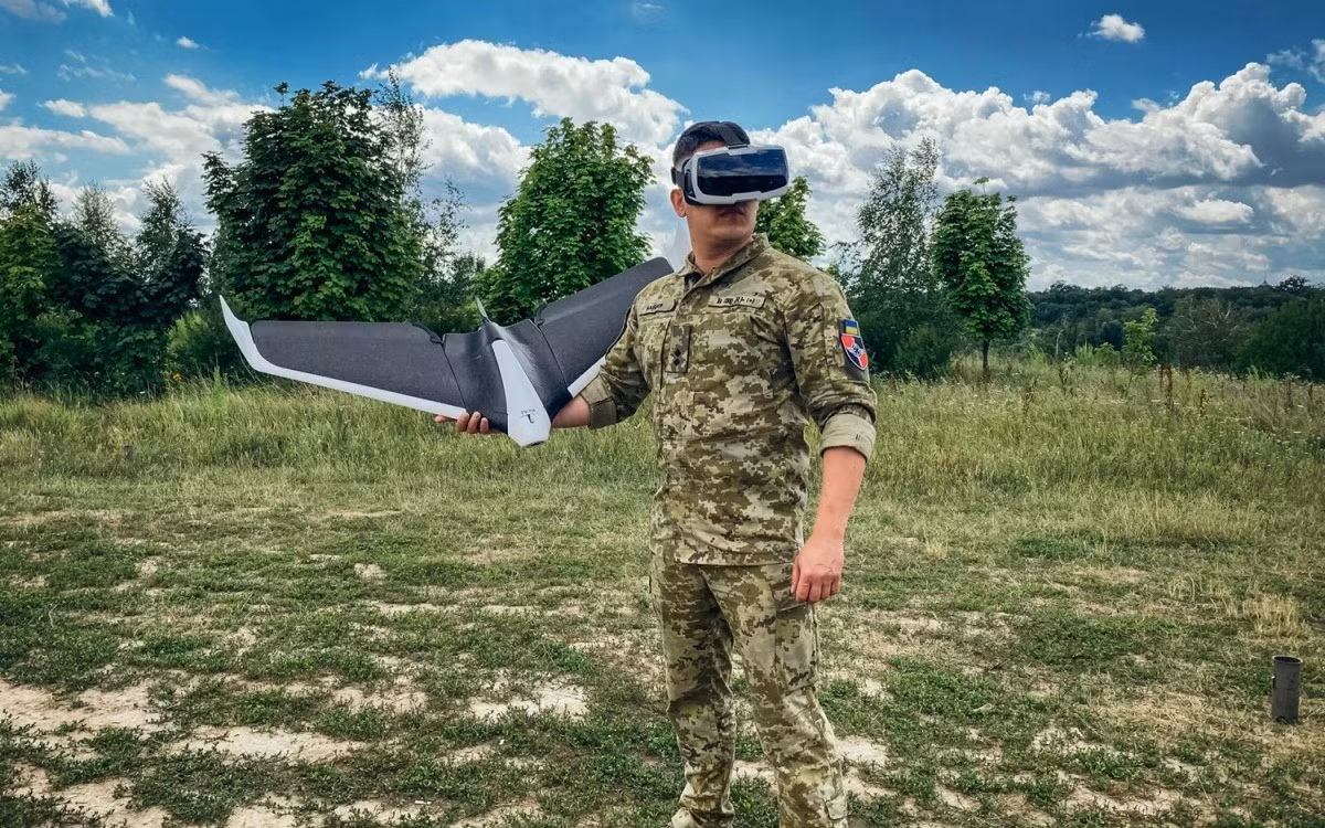 Vài phút sau khi UAV Shark xác định mục tiêu, một máy bay không người lái tấn công từ đơn vị đối tác của Ukraine đã được triển khai. Cuộc tấn công chính xác đã đánh trúng xe tải, kích nổ toàn bộ số đạn dược và phá hủy khẩu pháo mà nó đang vận chuyển.