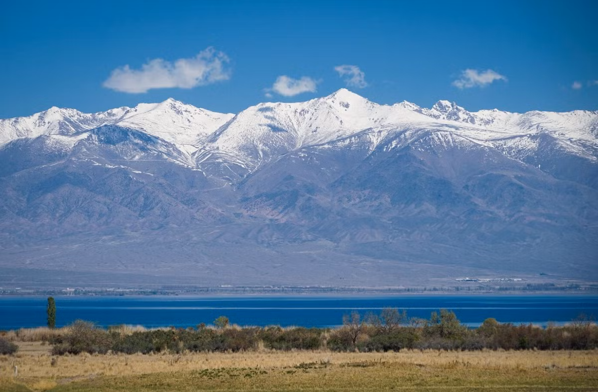 Nằm ở phía tây dãy núi Thiên Sơn, hồ Issyk-Kul, miền đông Kyrgyzstan là một hồ nước mặn nội lục và là hồ sâu thứ 8 trên thế giới. Ảnh: @Viện Hàn lâm Khoa học Kyrgyzstan.