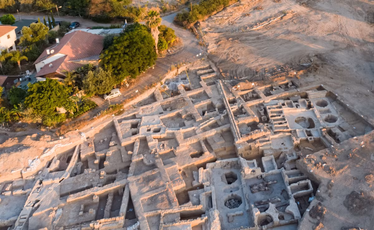 Trong quá trình khai quật khảo cổ học tại Yavne, Israel, các chuyên gia đến từ Cơ Quan Cổ Vật Israel bất ngờ tìm thấy một vật thể lạ. Ảnh: @Cơ Quan Cổ Vật Israel.