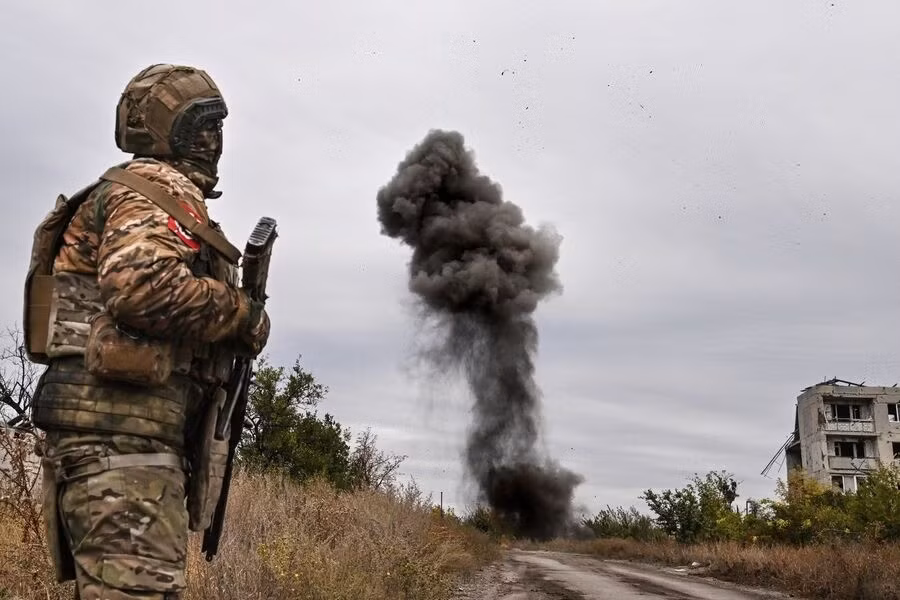 Trong bối cảnh đó, Ukraine buộc phải phân tán lực lượng để đối phó đồng thời với nhiều hướng tiến công, khiến hệ thống phòng thủ vốn đã căng thẳng càng chịu thêm áp lực.
