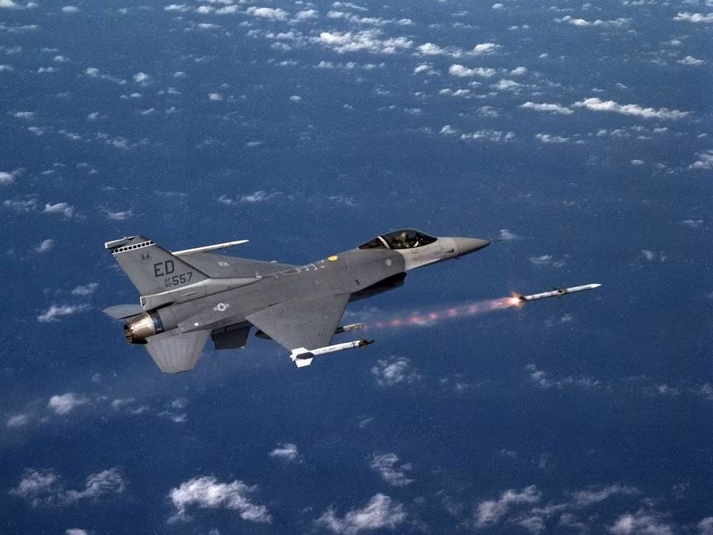 Với khả năng mang tải khổng lồ, F-15E Strike Eagle nay được ví như “xe tải vũ khí” có thể hình thành lớp lá chắn phòng không hiệu quả. Việc tích hợp APKWS II giúp phi công xử lý nhiều mục tiêu giá rẻ nhưng nguy hiểm, thay vì lãng phí các loại tên lửa đắt đỏ vốn được thiết kế để hạ máy bay chiến đấu hiện đại.