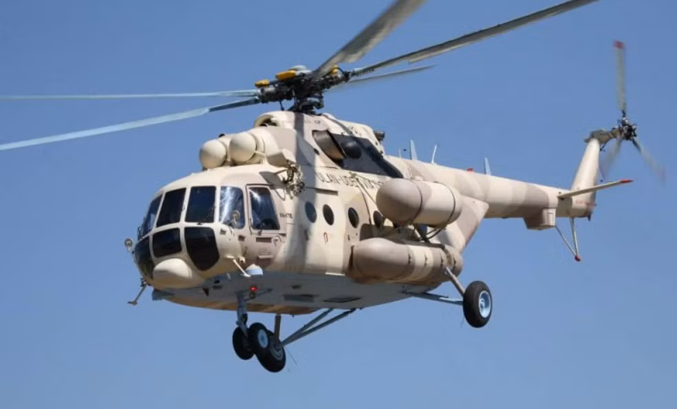 Trực thăng Mi-8/17 "Hip" ra mắt vào những năm 1960, đã trở thành một trong những trực thăng được sử dụng rộng rãi nhất trong lịch sử, phục vụ trong cả vai trò quân sự và dân sự tại hàng chục quốc gia. Việc thay thế "con ngựa thồ" biểu tượng này đặt ra những thách thức cả về kỹ thuật lẫn hậu cần cho ngành công nghiệp quốc phòng Nga, vốn đang chịu áp lực từ các lệnh trừng phạt và hạn chế nguồn lực. Ảnh: @rostec.ru.