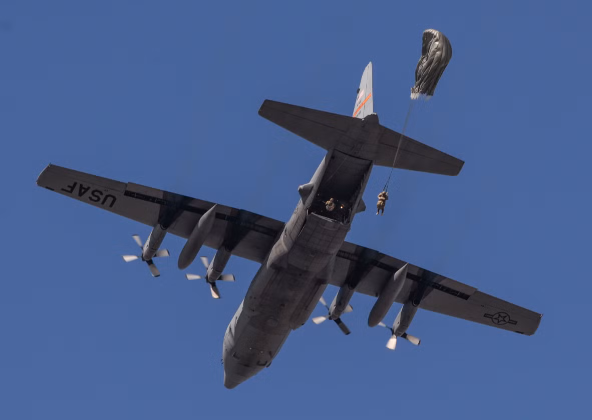 Chắc chắn có tiền lệ dễ dàng cho việc máy bay C-130 thả những quả bom cực lớn cả cũ lẫn mới từ khoang chứa khổng lồ của chúng. Bom BLU-82 Daisy Cutter từng được máy bay C-130 thả xuống, chủ yếu để dọn sạch bãi đáp. Bom công phá lớn trên không được gọi là GBU-43 Mother Of All Bombs (MOAB) đang được sử dụng ngày nay, và nó cũng đã được sử dụng trên C-130 với kết quả tàn khốc ở Afghanistan vào năm 2017. Vậy còn với một loại vũ khí xuyên giáp siêu nặng như bom GBU-57 Massive Ordnance Penetrators (MOP), C-130 có khả năng đảm nhiệm tốt? Ảnh: @AF.mil.