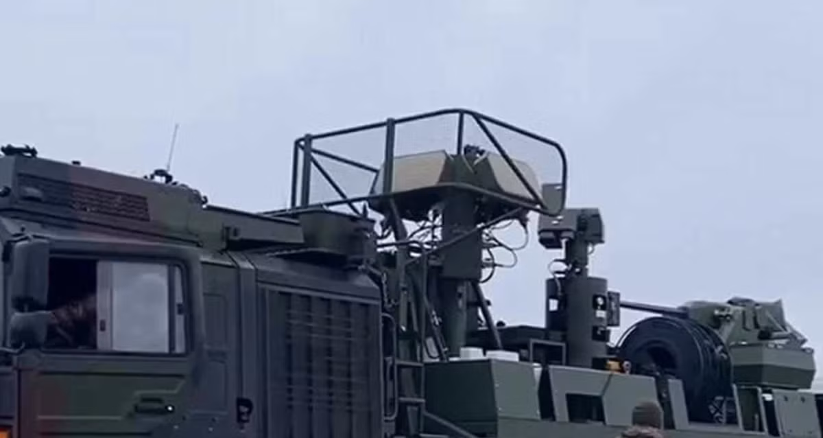 Hình ảnh về chiếc xe do Ukraine vận hành cho thấy các tấm chắn bảo vệ bổ sung được lắp đặt xung quanh radar, một sửa đổi có thể nhằm mục đích bảo vệ các cảm biến quan trọng khỏi hư hại trong các cuộc tấn công bằng máy bay không người lái, hoặc các sự kiện mảnh vỡ rơi trúng. Ảnh: @militarnyi.