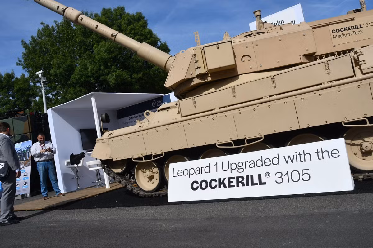 Phiên bản trình diễn Leopard 1A5BE có tháp pháo Cockerill 3105 lần đầu tiên được giới thiệu tại triển lãm quốc phòng Eurosatory 2022 ở Paris, nó đã trải qua các cuộc thử nghiệm bắn thành công. Trong một cuộc trình diễn trực tiếp vào tháng 12 năm 2023 tại Camp de Suippes của Pháp, Leopard 1A5BE đã gây ấn tượng với các phái đoàn quân sự về độ chính xác và khả năng tích hợp của nó. Ảnh: @Army Recognition.