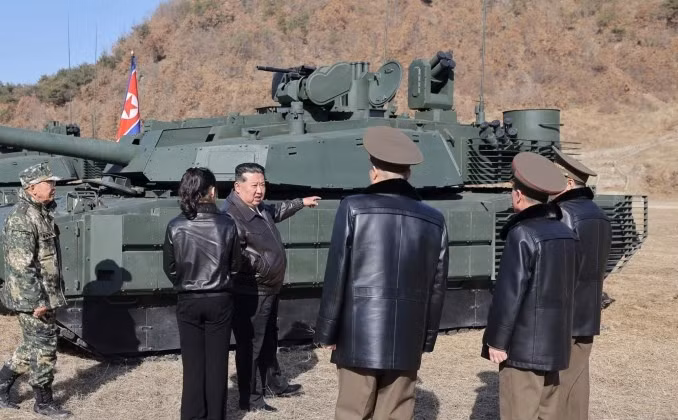 Chủ tịch Triều Tiên Kim Jong Un nhận định các đơn vị chiến thuật đã tăng cường đáng kể huấn luyện thực hành theo kịch bản sát thực tế, với việc chia sẻ thông tin chiến trường theo thời gian thực giữa các lực lượng tham gia.