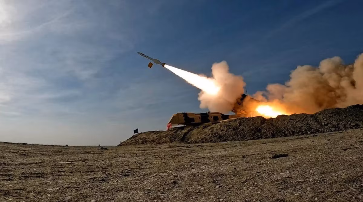 Nếu Iran có nhiều vũ khí như vậy trong kho vũ khí của mình, điều đó có thể làm phức tạp đáng kể khả năng tự vệ của Israel, vì kho tên lửa đánh chặn của nước này sẽ cạn kiệt hơn nữa sau mỗi cuộc tấn công của Iran. Ảnh: @ Middle East Eye.