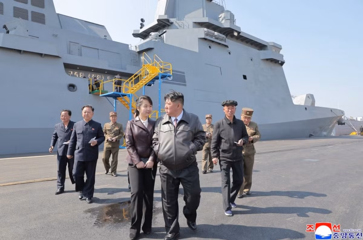 Hãng thông tấn xã trung ương Triều Tiên (KCNA) đổ lỗi cho "sự lãnh đạo thiếu kinh nghiệm và sự bất cẩn trong tác chiến" trong vụ hạ thủy của các lãnh đạo nhà máy đóng tàu. Trong khi đó sự kiện này được Chủ tịch Kim Jong-un sự giám sát trực tiếp. Ảnh: @KCNA.