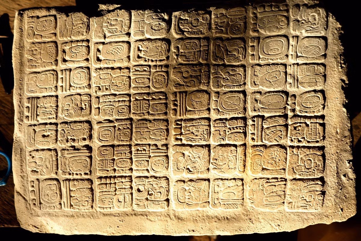 Đó là một tấm bia tượng hình của người Maya có niên đại thuộc thời kỳ Maya cổ điển (khoảng năm 250–900 Sau Công nguyên). Ảnh: @Cơ quan Khảo cổ học Khu vực La Corona.