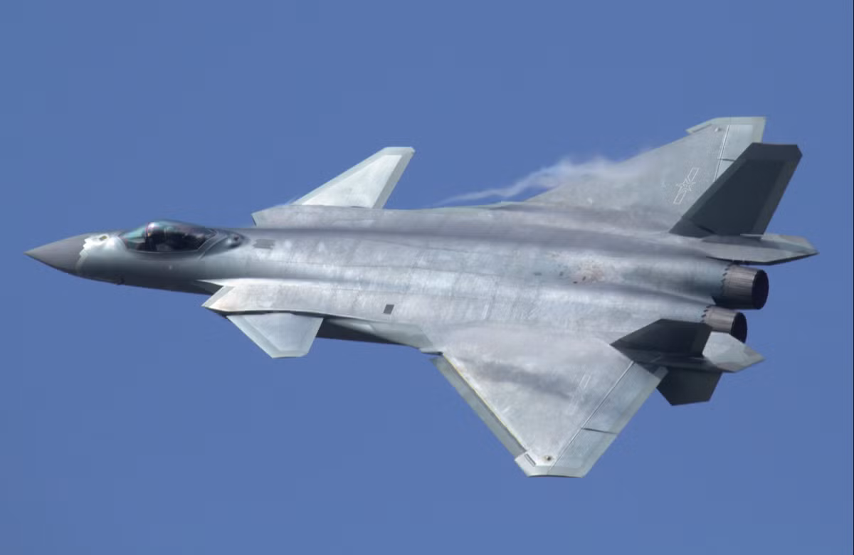 Hai phiên bản mới có tên lần lượt đó là J-20A và J-20S. Thực ra, những máy bay này đã được giới thiệu trước công chúng trong lễ kỷ niệm Ngày Chiến thắng của Trung Quốc vào tháng 9 năm ngoái, trong đó hai chiếc thuộc phiên bản đầu tiên J-20A đã được nhìn thấy bay theo đội hình mũi tên, cùng với một chiếc thuộc phiên bản thứ hai J-20S. Ảnh: @ 19FortyFive.