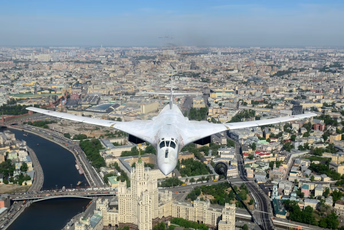 Việc triển khai Tu-160, một máy bay có khả năng tấn công tầm xa với độ chính xác cao và mang vũ khí hạt nhân, gửi tín hiệu đến phương Tây rằng Nga đã sẵn sàng bảo vệ lợi ích Bắc Cực của mình bằng mọi cách. Động thái này diễn ra vào thời điểm Nga đang đẩy nhanh quá trình quân sự hóa khu vực này, mở rộng mạng lưới radar và hệ thống phòng không để chống lại sự hiện diện ngày càng tăng của NATO. Ảnh: @The Aviation Geek Club.