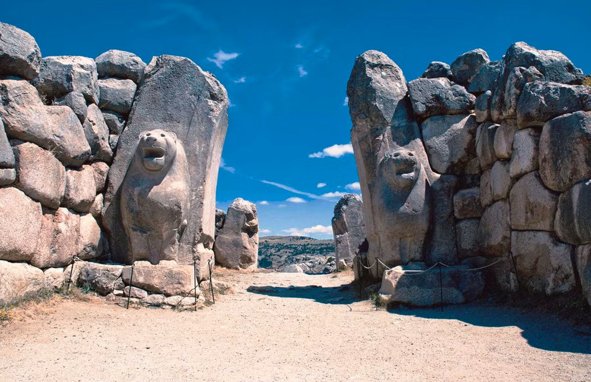 Cụ thể, khi tiến hành khai quật tại Hattusa, thủ đô của vương quốc Hittite cổ ở Thổ Nhĩ Kỳ, các nhà khảo cổ học đến từ Bảo tàng Boğazköy đã bất ngờ tìm thấy một vật thể lạ, có giá trị khảo cổ lớn. Ảnh: @Bảo tàng Boğazköy.