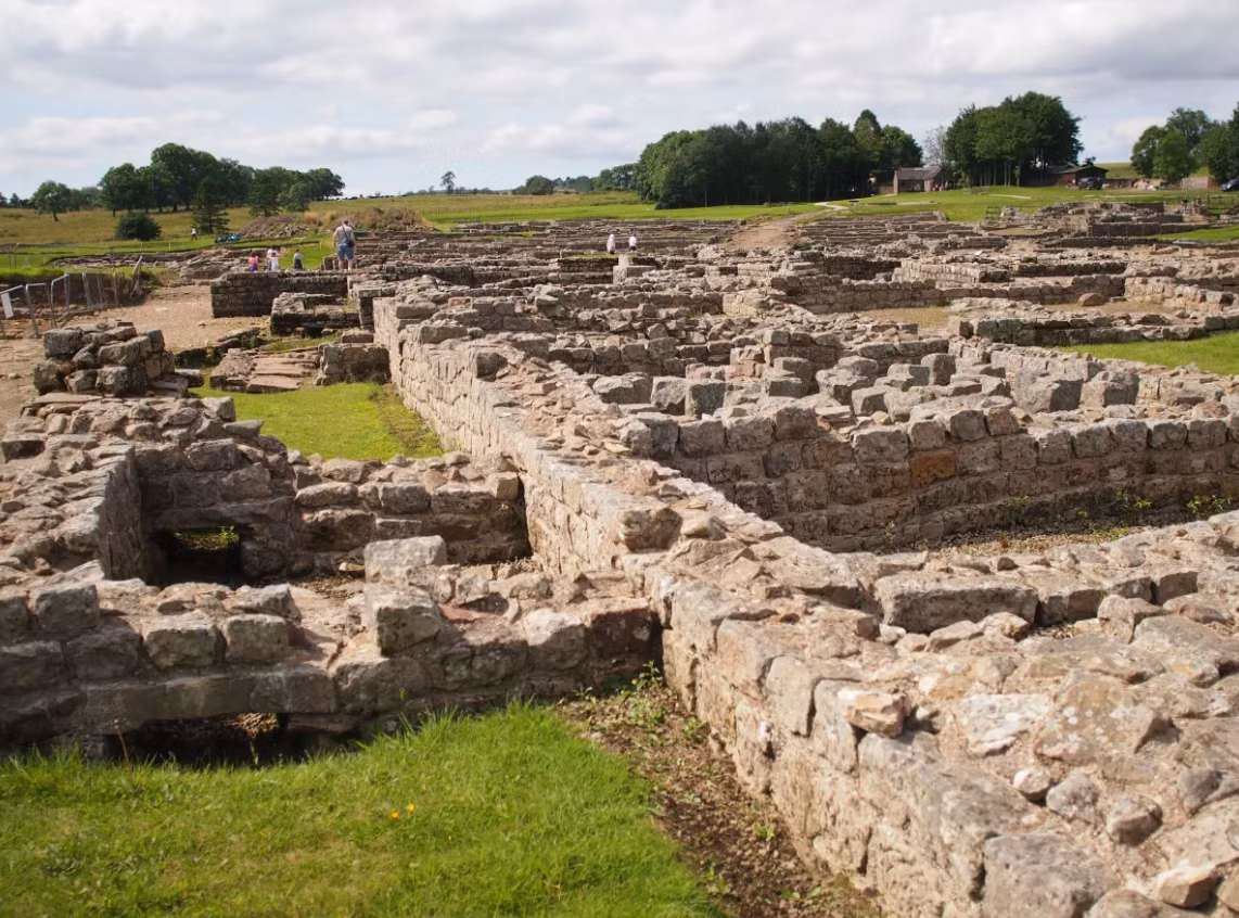 “Khám phá này cùng với những hiện vật đặc biệt như bảng chữ Vindolanda, những chữ cái gỗ mỏng được viết tay, đã bổ sung rất nhiều vào hiểu biết lịch sử của chúng ta về pháo đài La Mã Vindolanda”, Tiến sĩ Andrew Birley, Giám đốc cuộc khai quật tại Trust nhận định. Ảnh: @Bảo tàng Vindolanda.