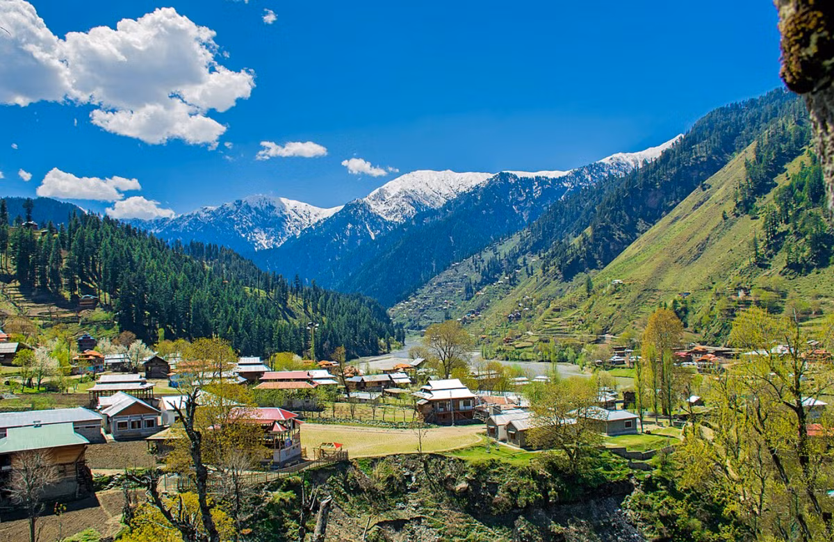 Khi tiến hành khai quật vùng Kashmir thuộc dãy Himalaya, ở biên giới Ấn Độ - Pakistan, các chuyên gia đến từ Viện Hàn lâm Khoa học Nga bất ngờ tìm thấy tàn tích công trình cổ xưa kỳ lạ. Ảnh: @Natalya Polosmak.