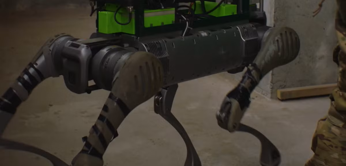 Những chú chó robot tích hợp hệ thống vũ khí đã được các quân đội và công ty tư nhân khác thử nghiệm trong những năm gần đây, bao gồm cả ở Mỹ và Trung Quốc, mặc dù hiệu quả hoạt động và khả năng sống sót trên chiến trường của chúng vẫn đang được đánh giá. Ảnh: @Cơ quan An ninh Ukraine.