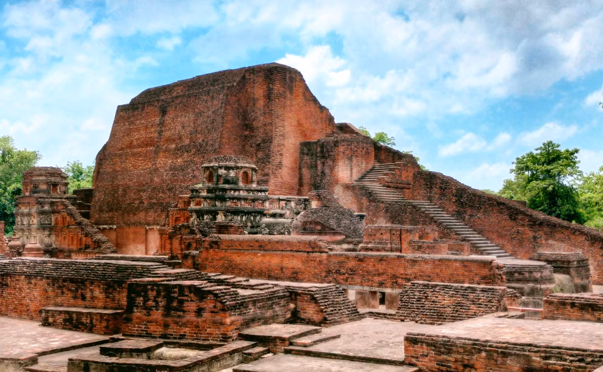 Trong một cái ao gần tàn tích của Đại học Nalanda cổ đại, từng là trung tâm khoa học tu viện Phật giáo nổi tiếng ở Magadha cổ đại (ngày nay là Bihar), miền đông Ấn Độ, các chuyên gia đến từ Cục Khảo Sát Khảo Cổ Học Ấn Độ bất ngờ tìm thấy một cổ vật lạ. Ảnh: @Cục Khảo Sát Khảo Cổ Học Ấn Độ.