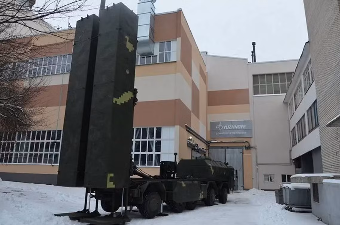 Tuy nhiên, chương trình kho tên lửa đạn đạo của Ukraine không phải là không có thách thức. Các cuộc không kích của Nga đã nhiều lần nhắm vào các cơ sở quốc phòng, bao gồm cả những cơ sở ở Dnipro. "Toàn bộ lãnh thổ Ukraine đang bị tấn công", Mykola Sunhurovskyi, một nhà phân tích tại Trung tâm Razumkov ở Kyiv, cho biết, đồng thời nêu bật khó khăn trong việc bảo vệ các địa điểm sản xuất trọng yếu này. Ảnh: @Army Recognition.