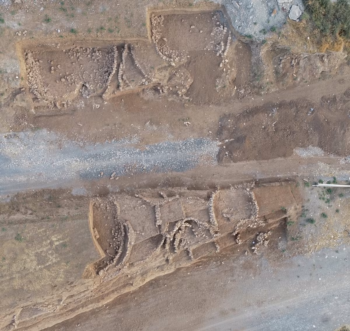 Tại khu định cư Çemka Höyük, lưu vực thượng Tigris, Thổ Nhĩ Kỳ, các chuyên gia đến từ Đại học Mardin Artuklu bất ngờ tìm thấy một di tích chôn cất cổ xưa, bí ẩn. Ảnh: @Đại học Mardin Artuklu.