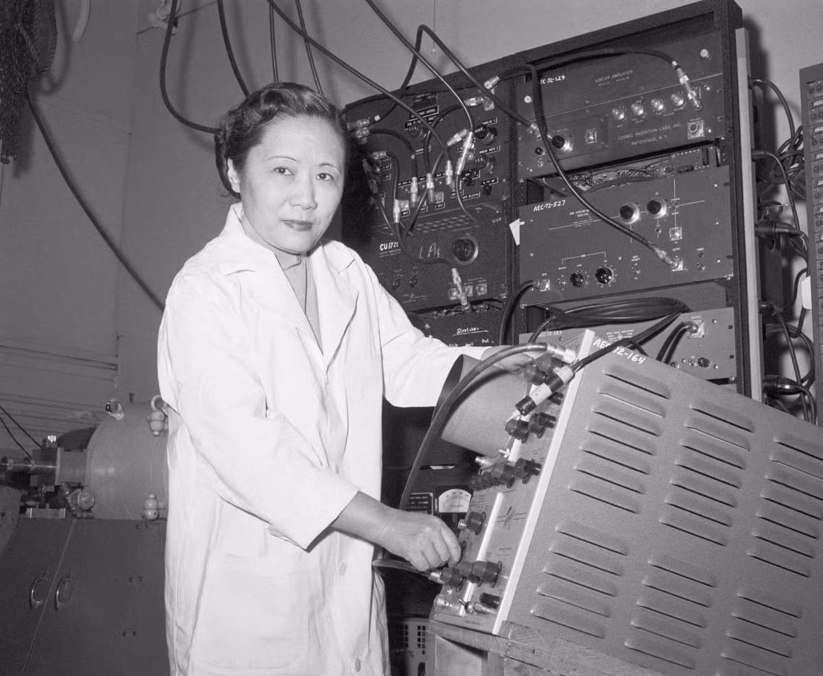 Chien-Shiung Wu sinh ngày 31 tháng 5 năm 1912, tại thị trấn nhỏ Liu He gần Thượng Hải, Trung Quốc. Cha bà là Zhong-Yi và mẹ là Fanhua Fan. Chien-Shiung Wu là con gái duy nhất và là con giữa trong ba người con. Ảnh: @Biography.