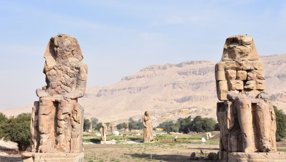 Tượng Sekhmet, nữ thần chiến tranh và chữa bệnh hung dữ, là những bức tượng có số lượng nhiều nhất, đến nỗi các nhà khảo cổ học cho rằng, Amenhotep III có thể đã dựng chúng lên để cầu khẩn sức mạnh chữa bệnh của nữ thần vào cuối đời khi ông lâm bệnh, có thể là do viêm khớp. Ảnh: @Horig Suruzaan.