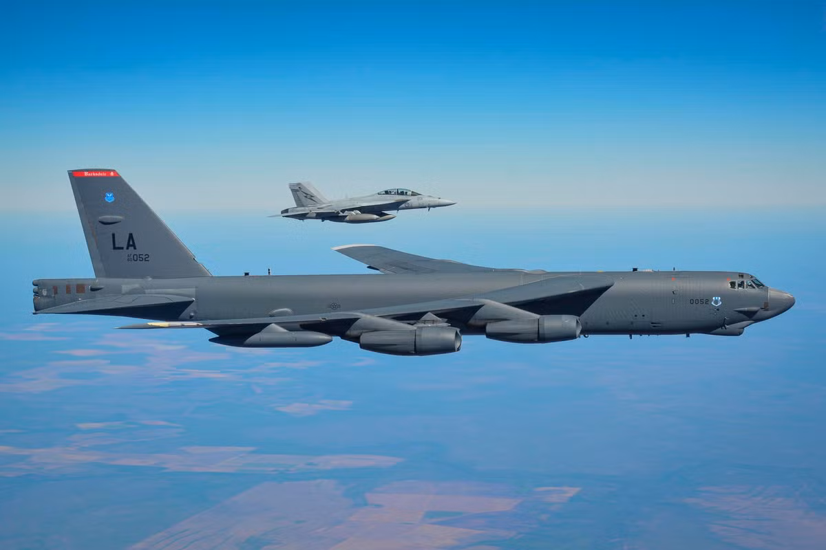 Trong nhiều thập niên, B-52 vẫn là một trong những nền tảng ném bom chiến lược chủ lực của Mỹ. Máy bay có khả năng mang khối lượng vũ khí lớn và hoạt động ở độ cao trên 10 km.